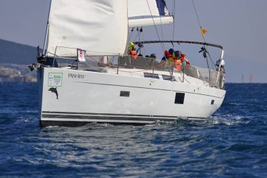 Bodrum, Hindi. 13 Ocak 2024: Yelkenliler Ege Denizi 'nin mavi sularında, ünlü tatil beldesi Bodrum' un kıyılarında rüzgarlı havada yelken açıyorlar..