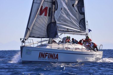 Bodrum, Hindi. 14 Ocak 2024: Yelkenliler Ege Denizi 'nin mavi sularında, ünlü tatil beldesi Bodrum' un kıyılarında rüzgarlı havada yelken açıyorlar..