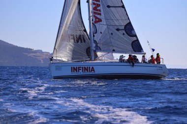 Bodrum, Hindi. 14 Ocak 2024: Yelkenliler Ege Denizi 'nin mavi sularında, ünlü tatil beldesi Bodrum' un kıyılarında rüzgarlı havada yelken açıyorlar..