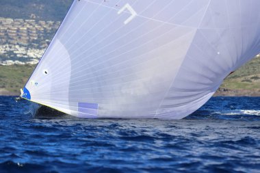 Bodrum, Hindi. 14 Ocak 2024: Yelkenliler Ege Denizi 'nin mavi sularında, ünlü tatil beldesi Bodrum' un kıyılarında rüzgarlı havada yelken açıyorlar..