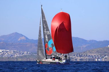 Bodrum, Hindi. 14 Ocak 2024: Yelkenliler Ege Denizi 'nin mavi sularında, ünlü tatil beldesi Bodrum' un kıyılarında rüzgarlı havada yelken açıyorlar..