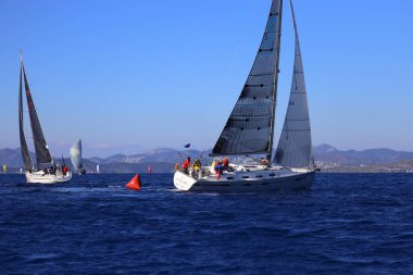 Bodrum, Hindi. 14 Ocak 2024: Yelkenliler Ege Denizi 'nin mavi sularında, ünlü tatil beldesi Bodrum' un kıyılarında rüzgarlı havada yelken açıyorlar..