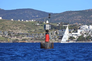 Bodrum, Hindi. 14 Ocak 2024: Yelkenliler Ege Denizi 'nin mavi sularında, ünlü tatil beldesi Bodrum' un kıyılarında rüzgarlı havada yelken açıyorlar..