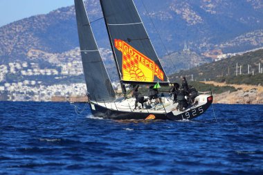 Bodrum, Hindi. 14 Ocak 2024: Yelkenliler Ege Denizi 'nin mavi sularında, ünlü tatil beldesi Bodrum' un kıyılarında rüzgarlı havada yelken açıyorlar..