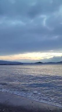Deniz kenti Turgutreis ve muhteşem gün batımları. Bodrum, Hindi. Sosyal medya için dikey video.