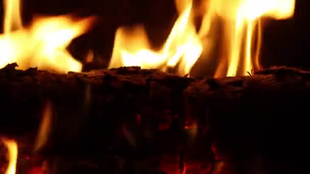 レンガの暖炉で木を燃やしています 火が燃えている火の暖炉 暖炉の暗闇で熱い火 — ストック動画