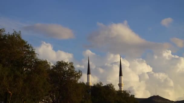 Dois Minaretes Num Fundo Céu Azul Matinal Timelapse — Vídeo de Stock