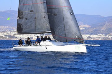 Bodrum, Hindi. 03 Şubat 2024: Ege Denizi 'nin mavi sularında, ünlü tatil beldesi Bodrum' un kıyılarında yelkenliler rüzgarlı havada yelken açıyor.