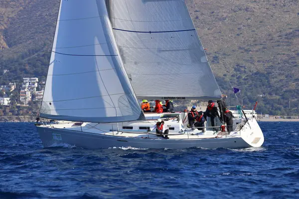 Bodrum, Hindi. 03 Şubat 2024: Ege Denizi 'nin mavi sularında, ünlü tatil beldesi Bodrum' un kıyılarında yelkenliler rüzgarlı havada yelken açıyor.