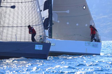 Bodrum, Hindi. 03 Şubat 2024: Ege Denizi 'nin mavi sularında, ünlü tatil beldesi Bodrum' un kıyılarında yelkenliler rüzgarlı havada yelken açıyor.