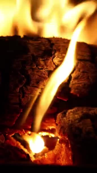 Płonące Drewno Kominku Cegły Kominek Płonącym Ogniem Gorący Ogień Ciemności — Wideo stockowe