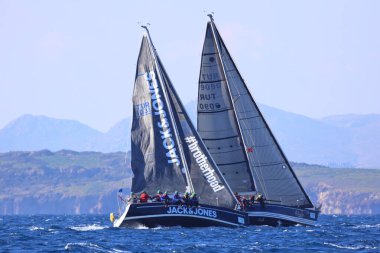 Bodrum, Hindi. 03 Şubat 2024: Ege Denizi 'nin mavi sularında, ünlü tatil beldesi Bodrum' un kıyılarında yelkenliler rüzgarlı havada yelken açıyor.