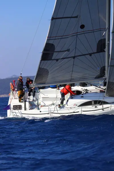 Bodrum, Hindi. 03 Şubat 2024: Ege Denizi 'nin mavi sularında, ünlü tatil beldesi Bodrum' un kıyılarında yelkenliler rüzgarlı havada yelken açıyor.