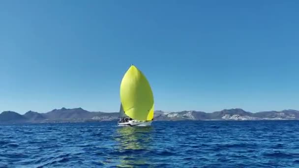 ボドルム トルコ 2024年2月23日 セイルボートは 有名な休日の目的地ボドルムの海岸にあるエーゲ海の青い海で風の強い天候で航海する — ストック動画