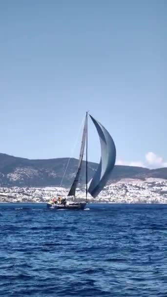 Bodrum Turkiet 2024 Segelbåtar Seglar Blåsigt Väder Egeiska Havets Blå — Stockvideo