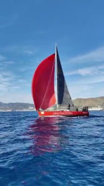 Bodrum, Hindi. 24 Şubat 2024: Yelkenliler Ege Denizi 'nin mavi sularında, ünlü tatil beldesi Bodrum' un kıyılarında rüzgarlı havada yelken açıyorlar. Sosyal medya için dikey video. 