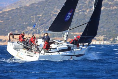 Bodrum, Hindi. 03 Şubat 2024: Ege Denizi 'nin mavi sularında, ünlü tatil beldesi Bodrum' un kıyılarında yelkenliler rüzgarlı havada yelken açıyor.