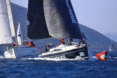 Bodrum, Hindi. 03 Şubat 2024: Ege Denizi 'nin mavi sularında, ünlü tatil beldesi Bodrum' un kıyılarında yelkenliler rüzgarlı havada yelken açıyor.