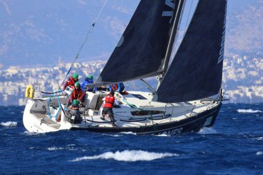 Bodrum, Hindi. 03 Şubat 2024: Ege Denizi 'nin mavi sularında, ünlü tatil beldesi Bodrum' un kıyılarında yelkenliler rüzgarlı havada yelken açıyor.
