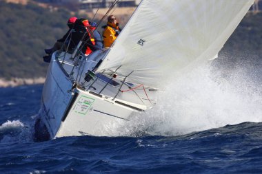 Bodrum, Hindi. 03 Şubat 2024: Ege Denizi 'nin mavi sularında, ünlü tatil beldesi Bodrum' un kıyılarında yelkenliler rüzgarlı havada yelken açıyor.