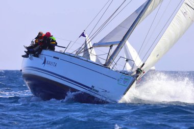 Bodrum, Hindi. 03 Şubat 2024: Ege Denizi 'nin mavi sularında, ünlü tatil beldesi Bodrum' un kıyılarında yelkenliler rüzgarlı havada yelken açıyor.