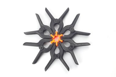 Siyah plastik yay kıskacı beyaz arkaplan üzerinde izole