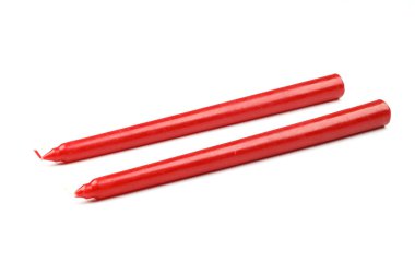 Beyaz arkaplanda izole edilmiş kırmızı uzun mum