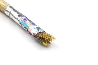 Sanatsal fırçalar yakın plan. Arka planda suluboya resimler var. Fırça ve boyalarla arka plan.