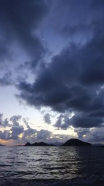 Deniz kenti Turgutreis ve muhteşem gün batımları. Bodrum, Hindi. Sosyal medya için dikey video.