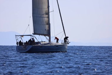 Bodrum, Hindi. 04 Şubat 2024: Ege Denizi 'nin mavi sularında, ünlü tatil beldesi Bodrum' un kıyılarında yelkenliler rüzgarlı havada yelken açıyor.