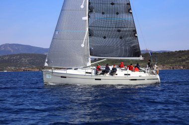 Bodrum, Hindi. 04 Şubat 2024: Ege Denizi 'nin mavi sularında, ünlü tatil beldesi Bodrum' un kıyılarında yelkenliler rüzgarlı havada yelken açıyor.