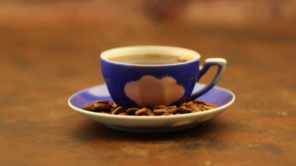 Tasse Kaffee Auf Holztisch — Stockvideo