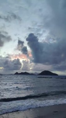 Deniz kenti Turgutreis ve muhteşem gün batımları. Bodrum, Hindi. Sosyal medya için dikey video.