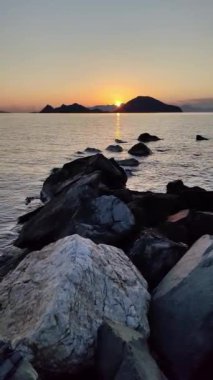 Deniz kenti Turgutreis ve muhteşem gün batımları. Bodrum, Hindi. Sosyal medya için dikey video.
