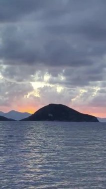 Deniz kenti Turgutreis ve muhteşem gün batımları. Bodrum, Hindi. Sosyal medya için dikey video.