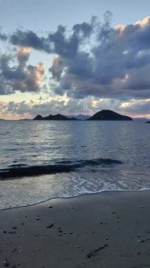Deniz kenti Turgutreis ve muhteşem gün batımları. Bodrum, Hindi. Sosyal medya için dikey video.