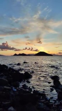 Deniz kenti Turgutreis ve muhteşem gün batımları. Bodrum, Hindi. Sosyal medya için dikey video.