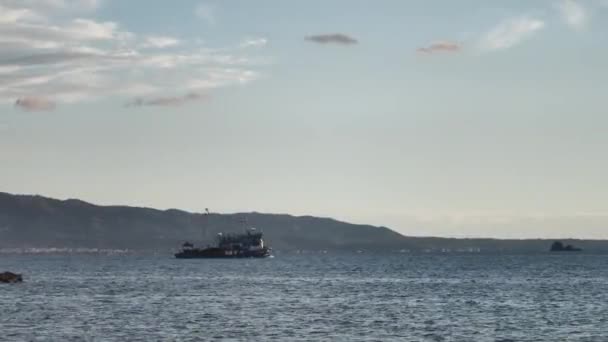 Ψαρεύοντας Βόα Στη Θάλασσα Θαλασσινό Τοπίο Χρυσή Ανατολή Πάνω Από — Αρχείο Βίντεο