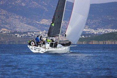 Bodrum, Hindi. 04 Şubat 2024: Ege Denizi 'nin mavi sularında, ünlü tatil beldesi Bodrum' un kıyılarında yelkenliler rüzgarlı havada yelken açıyor.