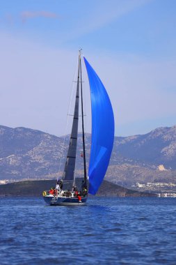 Bodrum, Hindi. 04 Şubat 2024: Ege Denizi 'nin mavi sularında, ünlü tatil beldesi Bodrum' un kıyılarında yelkenliler rüzgarlı havada yelken açıyor.