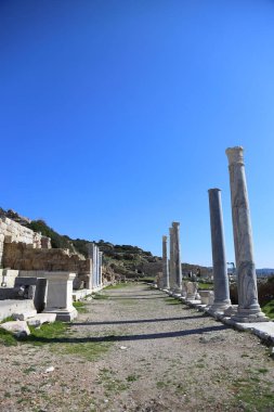 Antik Knidos şehrindeki antik kalıntılar. Eski harabelerle dolu bir manzara. Mugla / Datca / Türkiye