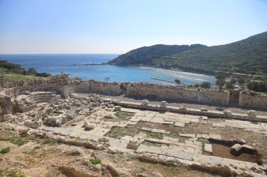 Datca, Türkiye. 18 Şubat 2024: Antik Knidos şehrinde antik kalıntılar. Eski harabelerle dolu bir manzara.