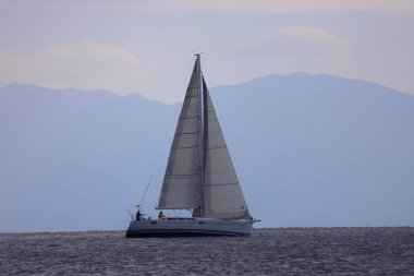 Bodrum, Hindi. 04 Şubat 2024: Ege Denizi 'nin mavi sularında, ünlü tatil beldesi Bodrum' un kıyılarında yelkenliler rüzgarlı havada yelken açıyor.