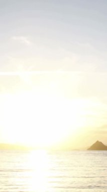 Deniz kenti Turgutreis ve muhteşem gün batımları. Bodrum, Hindi. Sosyal medya için dikey video.