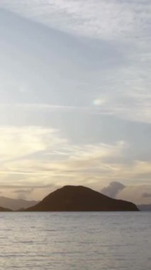 Deniz kenti Turgutreis ve muhteşem gün batımları. Bodrum, Hindi. Sosyal medya için dikey video.