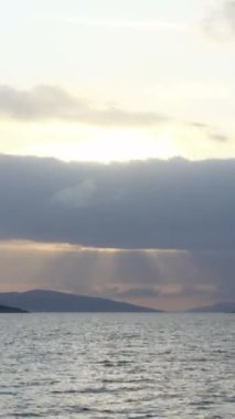 Deniz kenti Turgutreis ve muhteşem gün batımları. Bodrum, Hindi. Sosyal medya için dikey video.