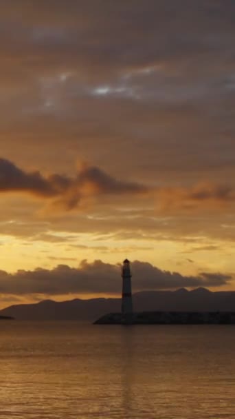 日落时的海景海岸的灯塔 海滨城市图尔古崔斯和壮观的日落 社交媒体的垂直视频 — 图库视频影像