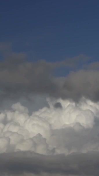 时光流逝 蓝蓝的天空 乌云密布 社交媒体的垂直视频 — 图库视频影像