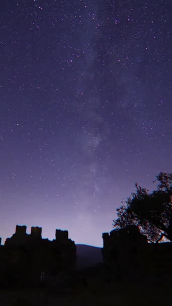Een Oud Kasteel Nacht Timelapse Van Bewegende Sterrensporen Aan Nachtelijke — Stockvideo