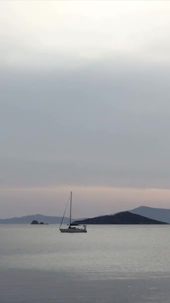 Günbatımında Yalnız Yelkenli Atmosferik Deniz Manzarası Sosyal Medya Için Dikey — Stok video